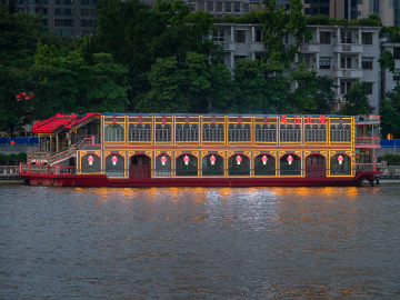 While the colored Manchuria windows on the body of the boat contain elements of arcade and fenced door (Tanglong Door) of Guanxi Houses.