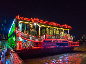 The stern of the boat refers to the design style of Chen's ancestral temple and Foshan's ancestral temple, which bears the memory of Lingnan in different periods. 